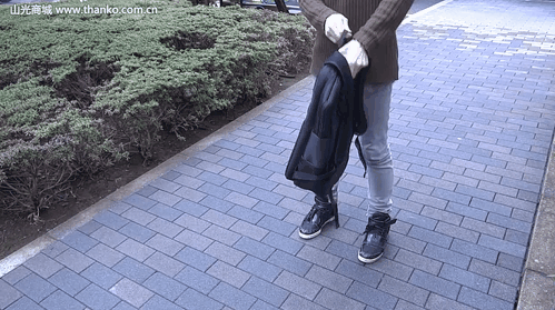 背包后背里有折叠的凳子。后背垫上有拉链可以打开。